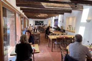 Gedeckter Tisch in der Lindenhof Straußi in Müllheim mit Speisekarte und Besteck